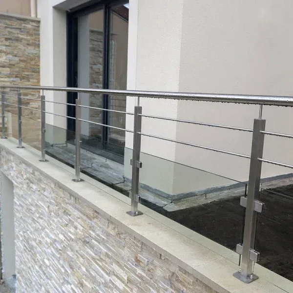 Garde-corps câble inox et main courante acier sur balcon extérieur