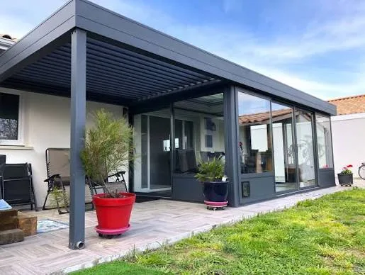Pergola bioclimatique aluminium avec véranda vitrée attenante
