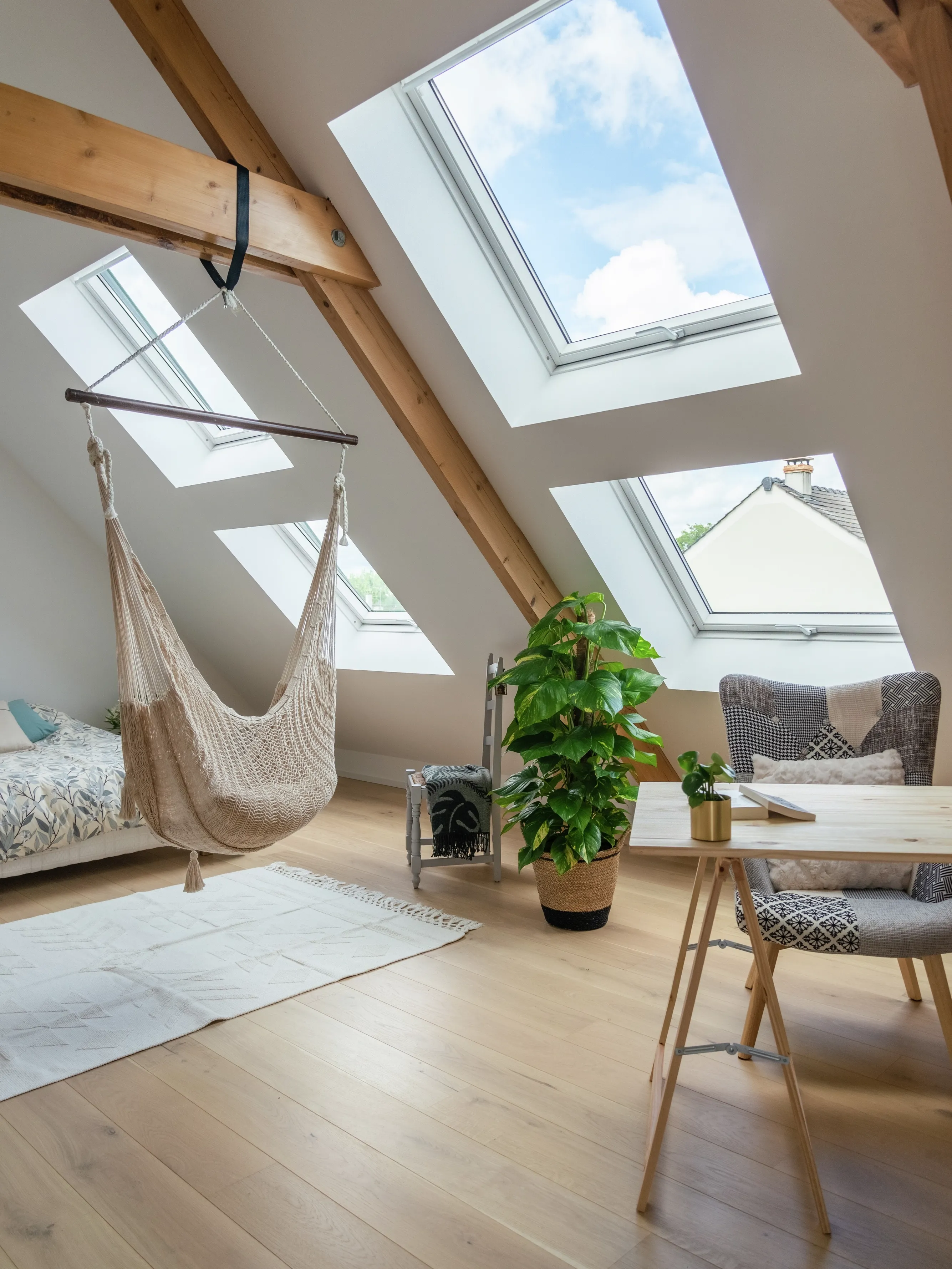Fenêtres de toit VELUX dans des combles aménagés, lumière naturelle
