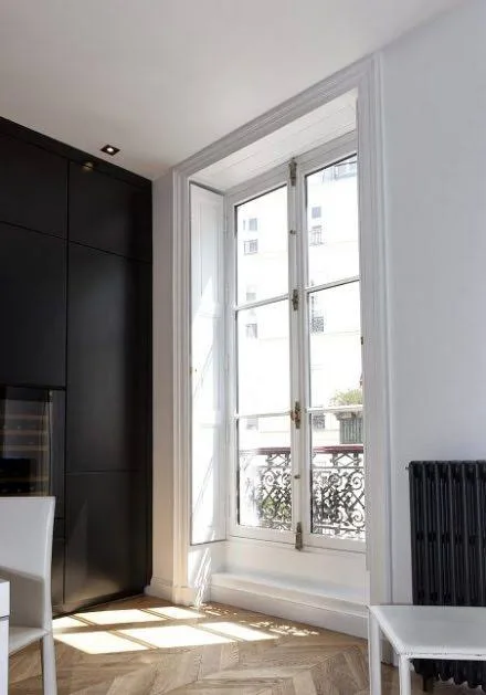 Fenêtre bois-aluminium à la française, appartement parisien avec vue balcon