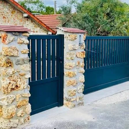 Portail avec portillon intégré, ferronnerie, proche Fontainebleau