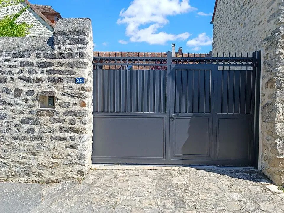 Portail aluminium sur-mesure, entrée de propriété, Bourron-Marlotte